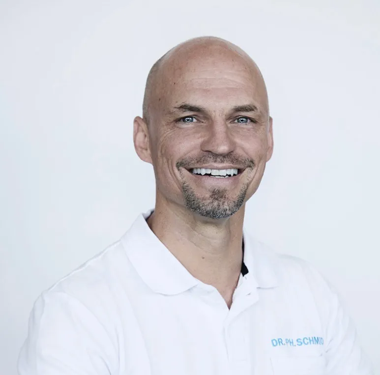 Er trägt ein Polo-Shirt und lächelt offen in die Kamera.